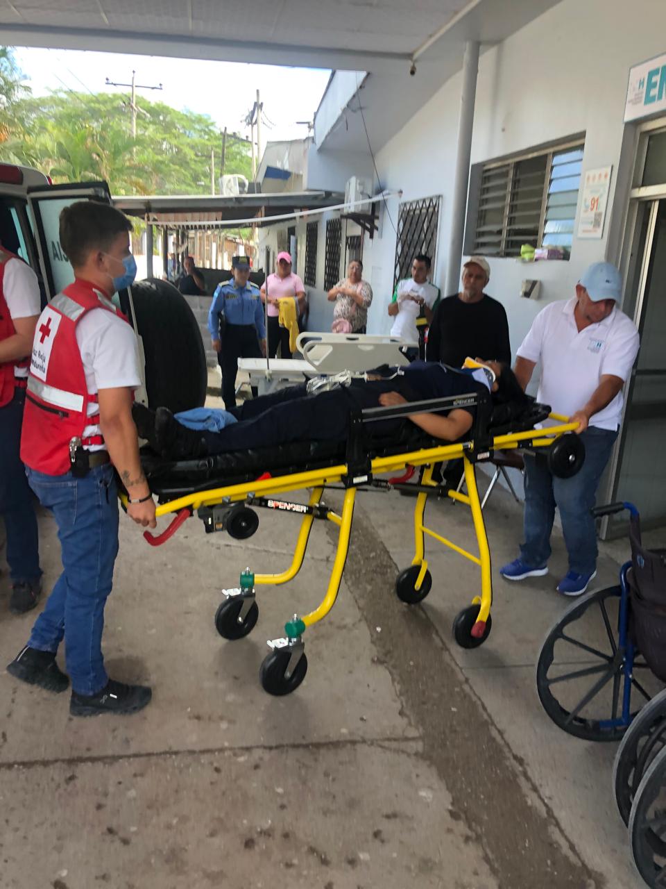 Personal de Sanidad Policial brinda atención y traslado de emergencia a policías heridos durante accidente a la altura de Trinidad, Santa Bárbara.